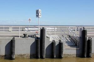 un muelle en el apuntalar para amarradero barcos y yates foto