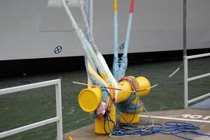 un muelle en el apuntalar para amarradero barcos y yates foto