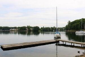 un muelle en el apuntalar para amarradero barcos y yates foto