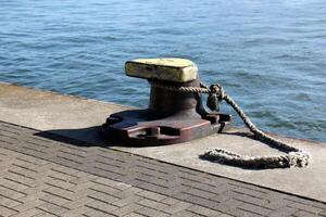 un muelle en el apuntalar para amarradero barcos y yates foto