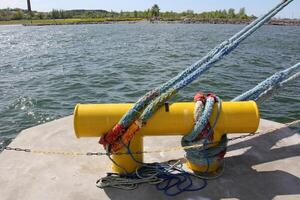 un muelle en el apuntalar para amarradero barcos y yates foto