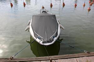 un muelle en el apuntalar para amarradero barcos y yates foto