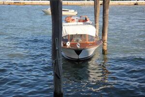 un muelle en el apuntalar para amarradero barcos y yates foto