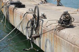 un muelle en el apuntalar para amarradero barcos y yates foto