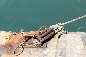 un muelle en el apuntalar para amarradero barcos y yates foto