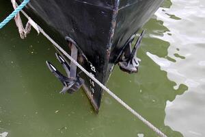 un muelle en el apuntalar para amarradero barcos y yates foto