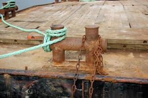 un muelle en el apuntalar para amarradero barcos y yates foto