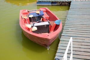 un muelle en el apuntalar para amarradero barcos y yates foto