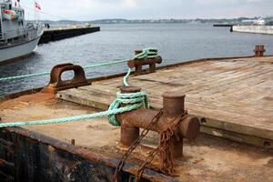 un muelle en el apuntalar para amarradero barcos y yates foto