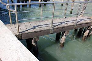 un muelle en el apuntalar para amarradero barcos y yates foto