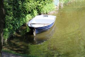 un muelle en el apuntalar para amarradero barcos y yates foto