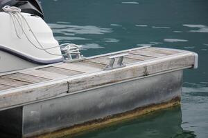 un muelle en el apuntalar para amarradero barcos y yates foto