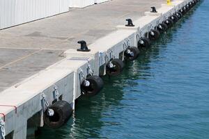 un muelle en el apuntalar para amarradero barcos y yates foto