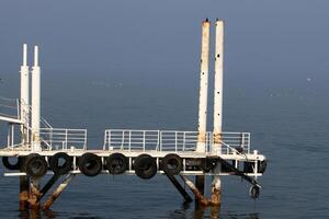 un muelle en el apuntalar para amarradero barcos y yates foto