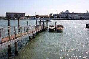 un muelle en el apuntalar para amarradero barcos y yates foto