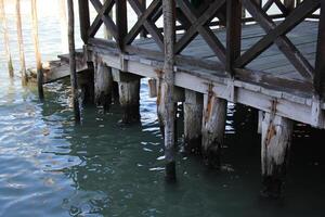 un muelle en el apuntalar para amarradero barcos y yates foto