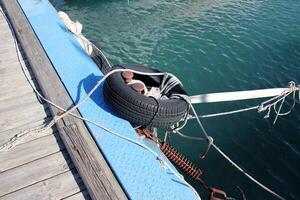 un muelle en el apuntalar para amarradero barcos y yates foto