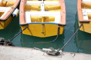 un muelle en el apuntalar para amarradero barcos y yates foto