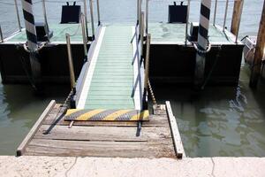 un muelle en el apuntalar para amarradero barcos y yates foto