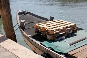 un muelle en el apuntalar para amarradero barcos y yates foto