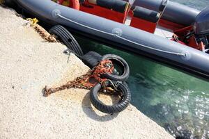 un muelle en el apuntalar para amarradero barcos y yates foto