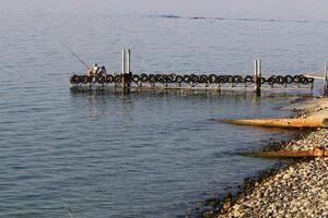 un muelle en el apuntalar para amarradero barcos y yates foto