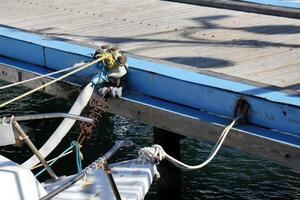 un muelle en el apuntalar para amarradero barcos y yates foto