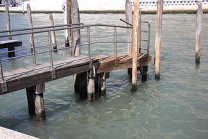 un muelle en el apuntalar para amarradero barcos y yates foto