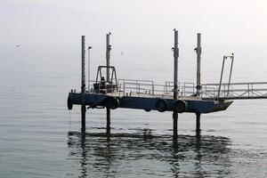 un muelle en el apuntalar para amarradero barcos y yates foto