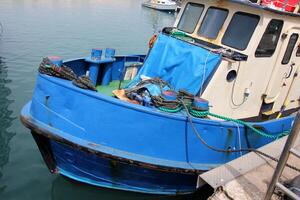 un muelle en el apuntalar para amarradero barcos y yates foto