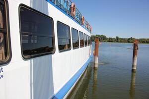 un muelle en el apuntalar para amarradero barcos y yates foto