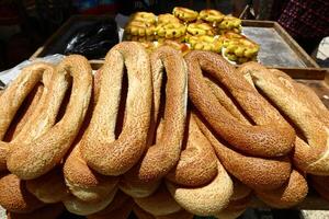 un pan y panadería productos son vendido en un panadería en Israel. foto