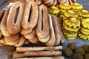 un pan y panadería productos son vendido en un panadería en Israel. foto