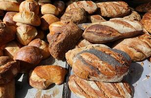 un pan y panadería productos son vendido en un panadería en Israel. foto