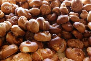 un pan y panadería productos son vendido en un panadería en Israel. foto