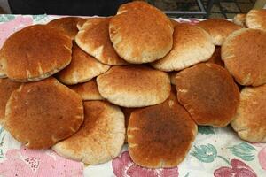 un pan y panadería productos son vendido en un panadería en Israel. foto