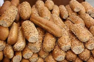 un pan y panadería productos son vendido en un panadería en Israel. foto