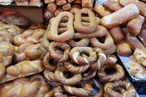 un pan y panadería productos son vendido en un panadería en Israel. foto