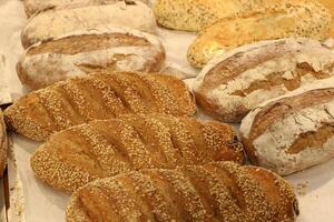 un pan y panadería productos son vendido en un panadería en Israel. foto