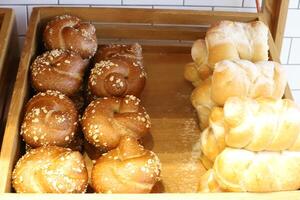 un pan y panadería productos son vendido en un panadería en Israel. foto