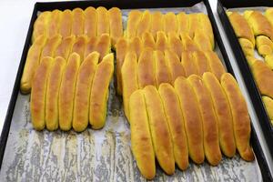 un pan y panadería productos son vendido en un panadería en Israel. foto