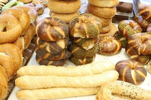 un pan y panadería productos son vendido en un panadería en Israel. foto