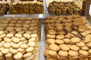 un pan y panadería productos son vendido en un panadería en Israel. foto