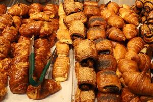 un pan y panadería productos son vendido en un panadería en Israel. foto