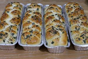 un pan y panadería productos son vendido en un panadería en Israel. foto