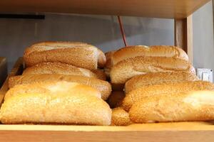 un pan y panadería productos son vendido en un panadería en Israel. foto