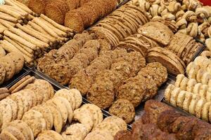 un pan y panadería productos son vendido en un panadería en Israel. foto