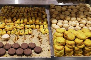 un pan y panadería productos son vendido en un panadería en Israel. foto