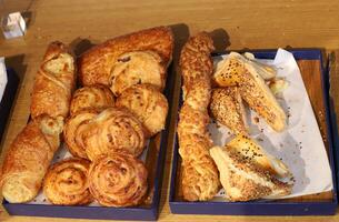 un pan y panadería productos son vendido en un panadería en Israel. foto