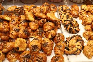 un pan y panadería productos son vendido en un panadería en Israel. foto